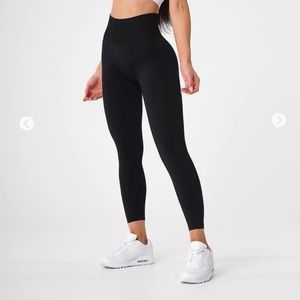 NVGTN Black Solid Seamless Leggings - size Medium